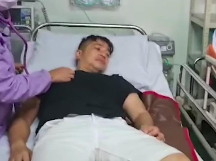 Irfan Hakim dilarikan ke rumah sakit usai makan keripik pedas.