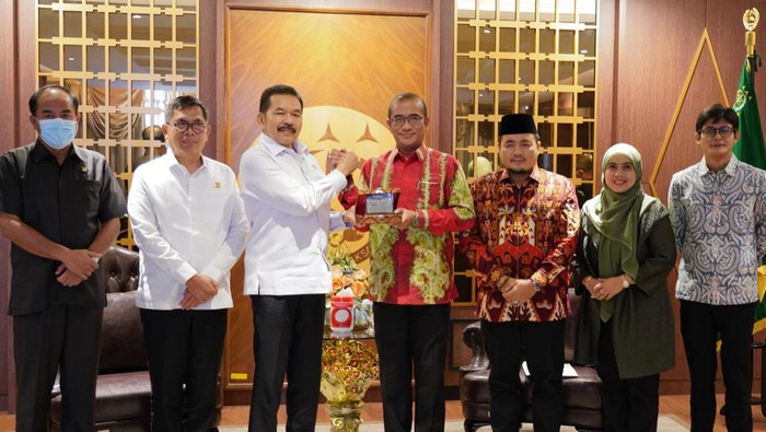 Jaksa Agung ST Burhanuddin menerima kunjungan Ketua KPU Hasyim Asyari