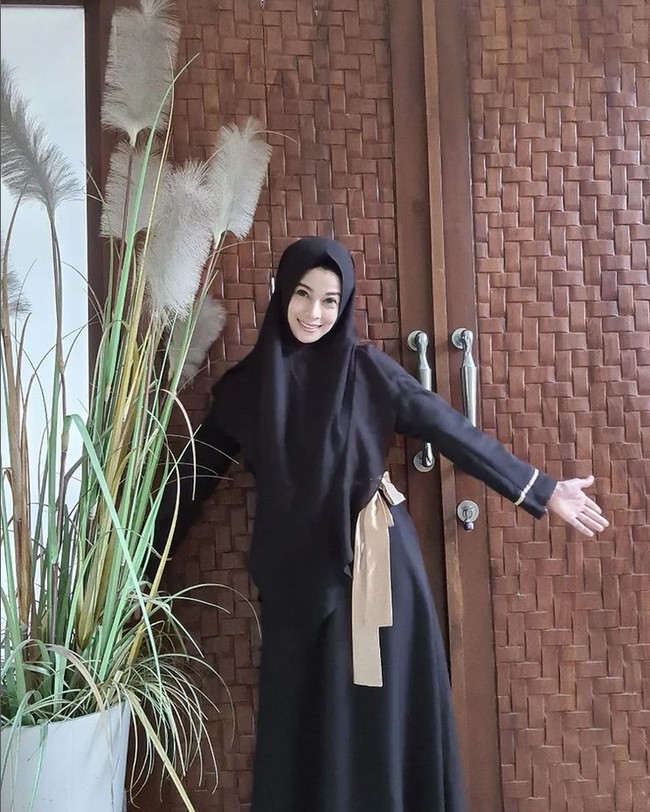 Gaya hijab Jihan Fahira kerap menjadi sorotan dan inspirasi bagi muslimah Tanah Air. Jihan memakai khimar hitam dipadu dengan dress hitam yang terdapat tali pada bagian pinggang.  Foto: Dok. Instagram @jihanfahirareal.