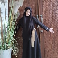 Gaya hijab Jihan Fahira kerap menjadi sorotan dan inspirasi bagi muslimah Tanah Air. Jihan memakai khimar hitam dipadu dengan dress hitam yang terdapat tali pada bagian pinggang.  Foto: Dok. Instagram @jihanfahirareal.