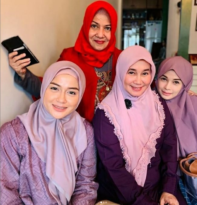 Jihan identik dengan gaya hijab pastel dan feminin. Seperti saat berpose dengan ibu dan keponakannya ini, Jihan memakai bergo instan pastel yang membuat penampilannya cantik dan awet muda. Foto: Dok. Instagram @jihanfahirareal.