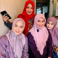 Jihan identik dengan gaya hijab pastel dan feminin. Seperti saat berpose dengan ibu dan keponakannya ini, Jihan memakai bergo instan pastel yang membuat penampilannya cantik dan awet muda. Foto: Dok. Instagram @jihanfahirareal.