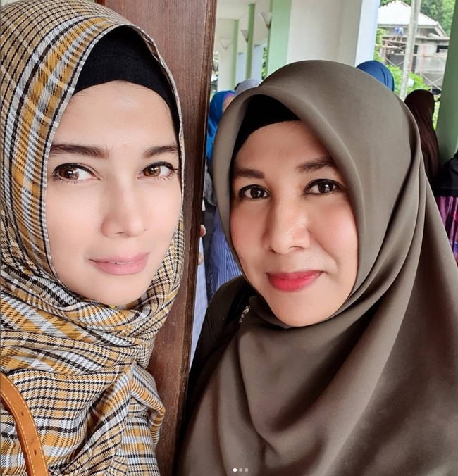 Membagikan foto selfie, Jihan yang tetap awet muda dipuji warganet. Awet muda ya Jihan, puji akun @wiiendar90. Cantiknya awet mba Jihan... 😁😁 semoga selalu sehat dan dalam lindungan Allah SWT aamiin 🙏, ucap akun @mommy_juan_donita. Kok gak pernah menua ya...😍, kagum akun @annisa_farras03. Foto: Dok. Instagram @jihanfahirareal.