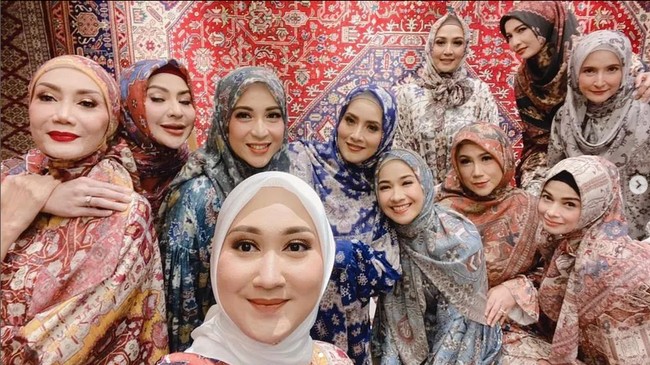 Jihan Fahira dan selebriti lawas era 90-an pernah menjalani seso foto bersama untuk koleksi terbaru dari desainer Dian Pelangi. Jihan berkumpul bersama Elma Theana, Alya Rohali, Marini Zumarnis dan masih banyak lagi.  Foto: Dok. Instagram @jihanfahirareal.