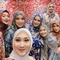 Jihan Fahira dan selebriti lawas era 90-an pernah menjalani seso foto bersama untuk koleksi terbaru dari desainer Dian Pelangi. Jihan berkumpul bersama Elma Theana, Alya Rohali, Marini Zumarnis dan masih banyak lagi.  Foto: Dok. Instagram @jihanfahirareal.