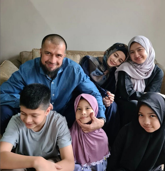 Jihan menikah dengan Primus Yustisio, pada tanggal 17 September 2004. Pasangan ini dikaruniai empat orang anak yaitu, Lana Devina Yustisio (26 Juli 2006), Sami Muhammad Abduh Yustisio (13 April 2008), Tara Azkia Alona (17 November 2010), dan Aisyil Maryam Yustisio (3 Juli 2015). Dalam foto ini terlihat Jihan mengunggah momen saat Hari Raya Idul Fitri bersama keluarganya. Foto: Dok. Instagram @jihanfahirareal.