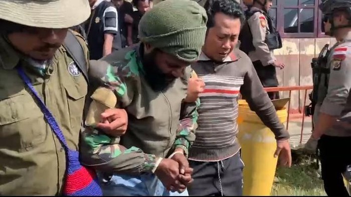 John Sondegau, kurir penjualan amunisi dari oknum prajurit TNI ke anggota KKB saat ditangkap Satgas Damai Cartenz (Dok. Istimewa).