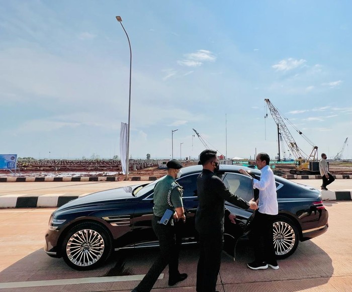 Jokowi naik Genesis G80 saat kunjungan kerja ke Batang