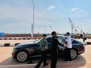 Bangun Industri Kendaraan Listrik Hulu-Hilir, Jokowi: Tak Hanya di Jawa