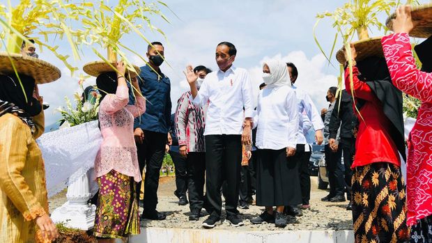 Jokowi saat menghadiri acara syukuran hasil bumi Gerakan Masyarakat (Gema) Perhutanan Sosial yang digelar di Lapangan Omah Tani, Kabupaten Batang, Provinsi Jawa Tengah, pada Rabu, 8 Juni 2022. (Dok: Biro Pers Sekretariat Presiden)