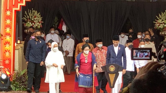 Jokowi saat menghadiri peresmian Masjid At-Taufiq bersama Megawati (Rakha-detikcom)