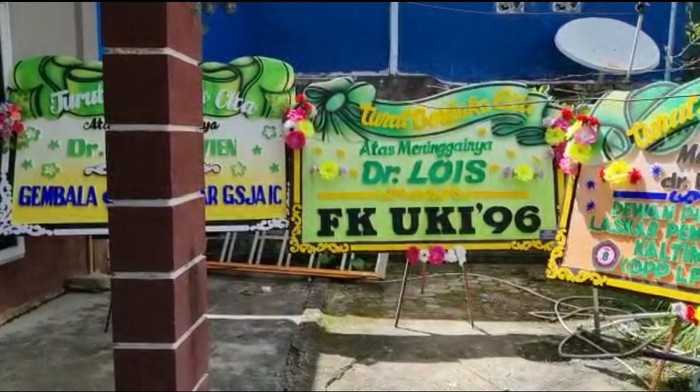 Karangan bunga belasungkawa di rumah duka dr Lois Owien di Kota tarakan (Dok. Istimewa).