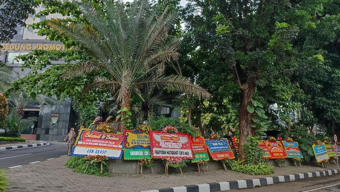 Karangan bunga hiasi pgedung Promoter Polda Metro Jaya.