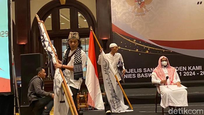 Kelompok bernama Majelis Sang Presiden Kami menggelar deklarasi Anies Baswedan sebagai capres 2024. Acara ini diwarnai keributan soal bendera HTI. (Karin NS/detikcom)