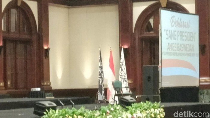 Kelompok bernama Majelis Sang Presiden Kami menggelar deklarasi Anies Baswedan sebagai capres 2024. Acara ini diwarnai keributan soal bendera HTI. (Karin NS/detikcom)