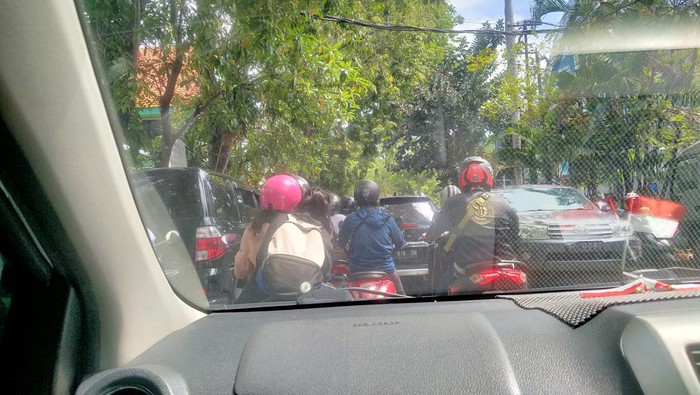 Seorang pengendara di Sidoarjo mengeluhkan soal kemacetan dampak kendaraan jemputan sekolah. Menurutnya, kemacetan kerap terjadi di Jalan Trunojoyo dan sekitar alun-alun.
