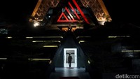 Desain masjid At-Taufiq memang lebih mirip dengan bangunan tradisional daerah-daerah di Nusantara. Salah satu yang menonjol adalah atapnya yang mirip dengan bangunan khas Minangkabau.