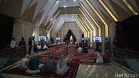 Ketua Umum PDIP Megawati Soekarnoputri mengatakan, keluarganya hendak membangun sekolah di lokasi masjid itu berdiri. Namun tanah yang berada di depan Sekolah Partai PDIP itu akhirnya digunakan untuk pembangunan masjid.