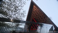 Masjid At-Taufiq berlokasi di Jalan Lenteng Agung Raya, Jakarta Selatan, tepatnya di seberang sekolah partai PDIP. Ini wujud masjid yang baru saja diresmikan Jokowi, Rabu (8/6/2022).