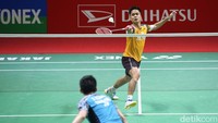 Pada set penentuan, Anthony tampil lebih percaya diri. Ia tak pernah ketinggalan sejak awal.