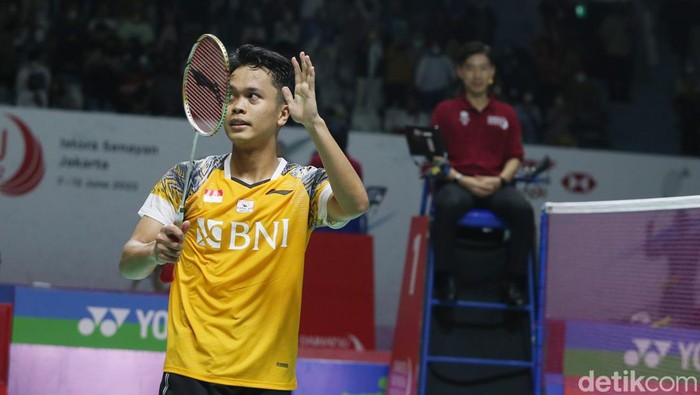 Kerja Keras Ginting Lolos ke 16 Besar Anthony Sinisuka Ginting susah payah melaju ke babak 16 besar Indonesia Masters 2022. Ia sukses kalahkan Kunlavut Vitidsarn (Thailand).