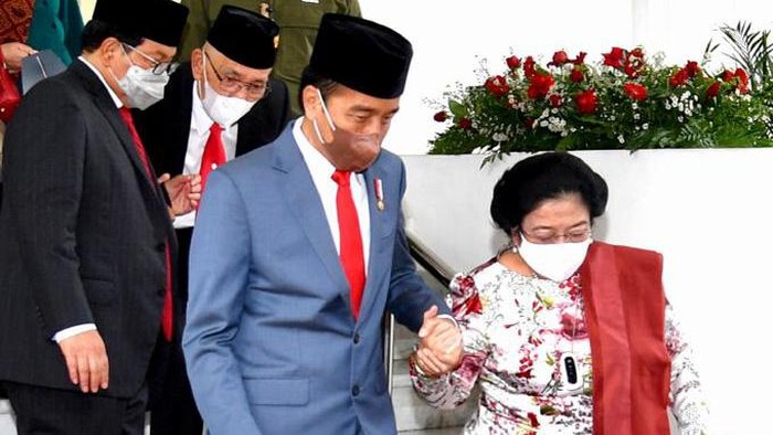 Keterangan Foto: Jokowi dan Megawati setelah acara pelantikan BPIP di Istana Negara, Selasa (7/6)