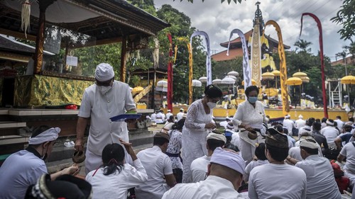Umat Hindu melaksanakan persembahyangan Hari Raya Galungan di Pura Aditya Jaya, Rawamangun, Jakarta, Rabu (8/6/2022). Hari Raya Galungan yang merupakan hari merayakan kemenangan kebaikan (Dharma) melawan kejahatan (Adharma). ANTARA FOTO/Aprillio Akbar/rwa.