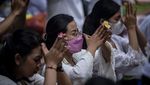 Khusyuknya Umat Hindu Rayakan Galungan di Pura Aditya Jaya