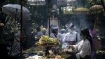 Khusyuknya Umat Hindu Rayakan Galungan di Pura Aditya Jaya