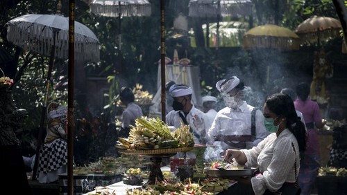 Umat Hindu melaksanakan persembahyangan Hari Raya Galungan di Pura Aditya Jaya, Rawamangun, Jakarta, Rabu (8/6/2022). Hari Raya Galungan yang merupakan hari merayakan kemenangan kebaikan (Dharma) melawan kejahatan (Adharma). ANTARA FOTO/Aprillio Akbar/rwa.