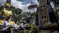Dalam perayaan Galungan, umat Hindu melakukan ibadah dan rangkaian prosesi ritual, misalnya melaksanakan penyucian diri secara lahir dan batin, lalu memberikan sesajen kepada Sang Hyang Widhi, guna meminta keselamatan.  