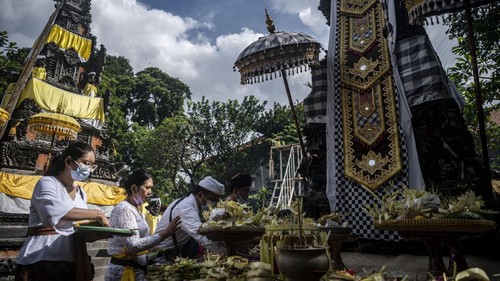 Umat Hindu melaksanakan persembahyangan Hari Raya Galungan di Pura Aditya Jaya, Rawamangun, Jakarta, Rabu (8/6/2022). Hari Raya Galungan yang merupakan hari merayakan kemenangan kebaikan (Dharma) melawan kejahatan (Adharma). ANTARA FOTO/Aprillio Akbar/rwa.