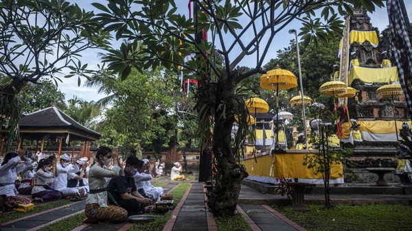Umat Hindu mengikuti persembahyangan Hari Raya Galungan di Pura Aditya Jaya, Rawamangun, Jakarta, Rabu (8/6/2022).   