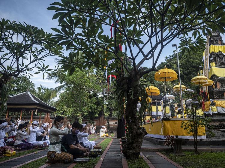 Khusyuknya Umat Hindu Rayakan Galungan di Pura Aditya Jaya