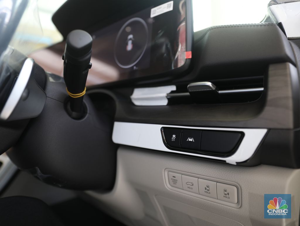 KIA Grand Carnival. Mobil ini menjadi satu-satunya MPV yang mampu menampung 11 penumpang. (CNBC Indonesia/Muhammad Sabki)
