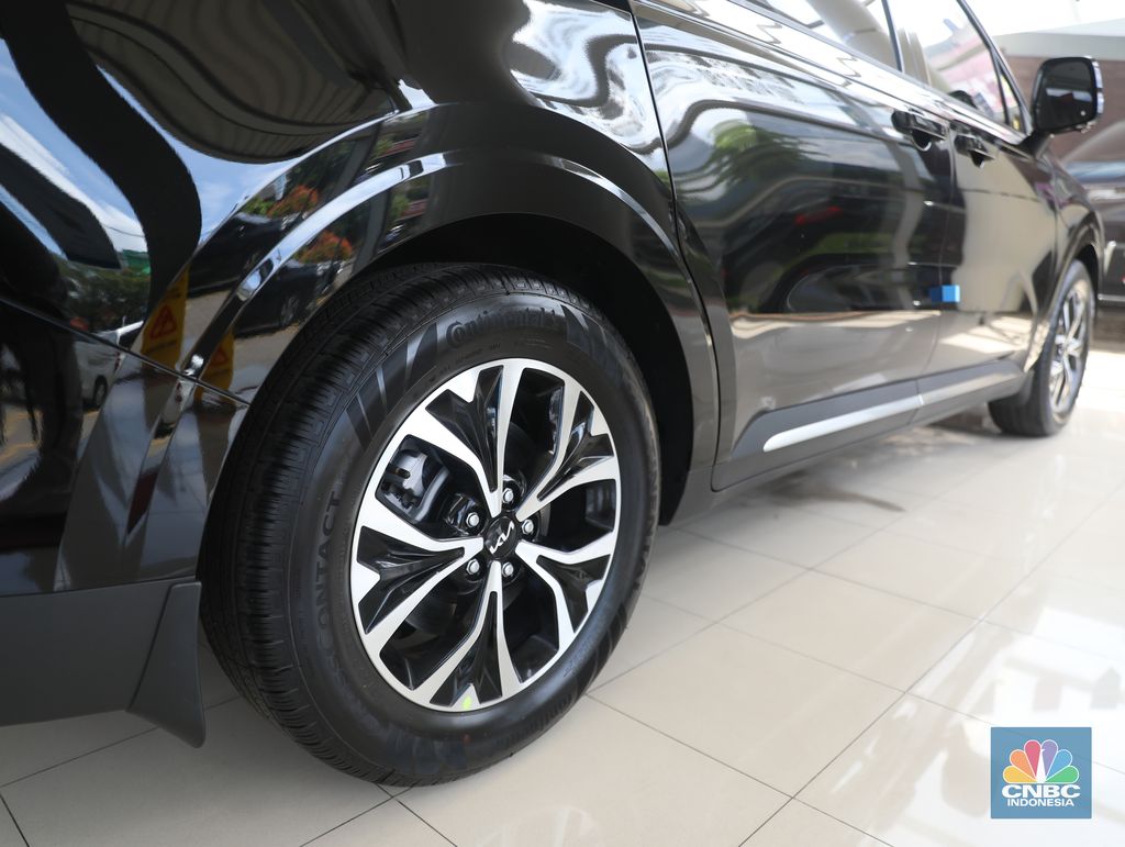 KIA Grand Carnival. Mobil ini menjadi satu-satunya MPV yang mampu menampung 11 penumpang. (CNBC Indonesia/Muhammad Sabki)