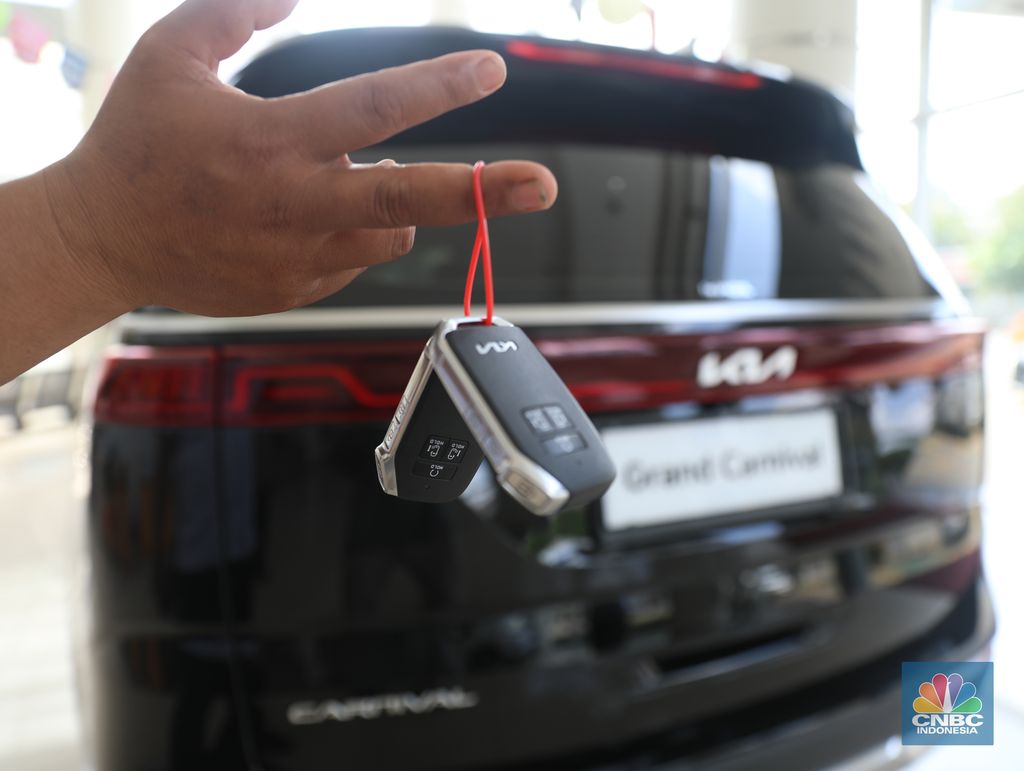 KIA Grand Carnival. Mobil ini menjadi satu-satunya MPV yang mampu menampung 11 penumpang. (CNBC Indonesia/Muhammad Sabki)