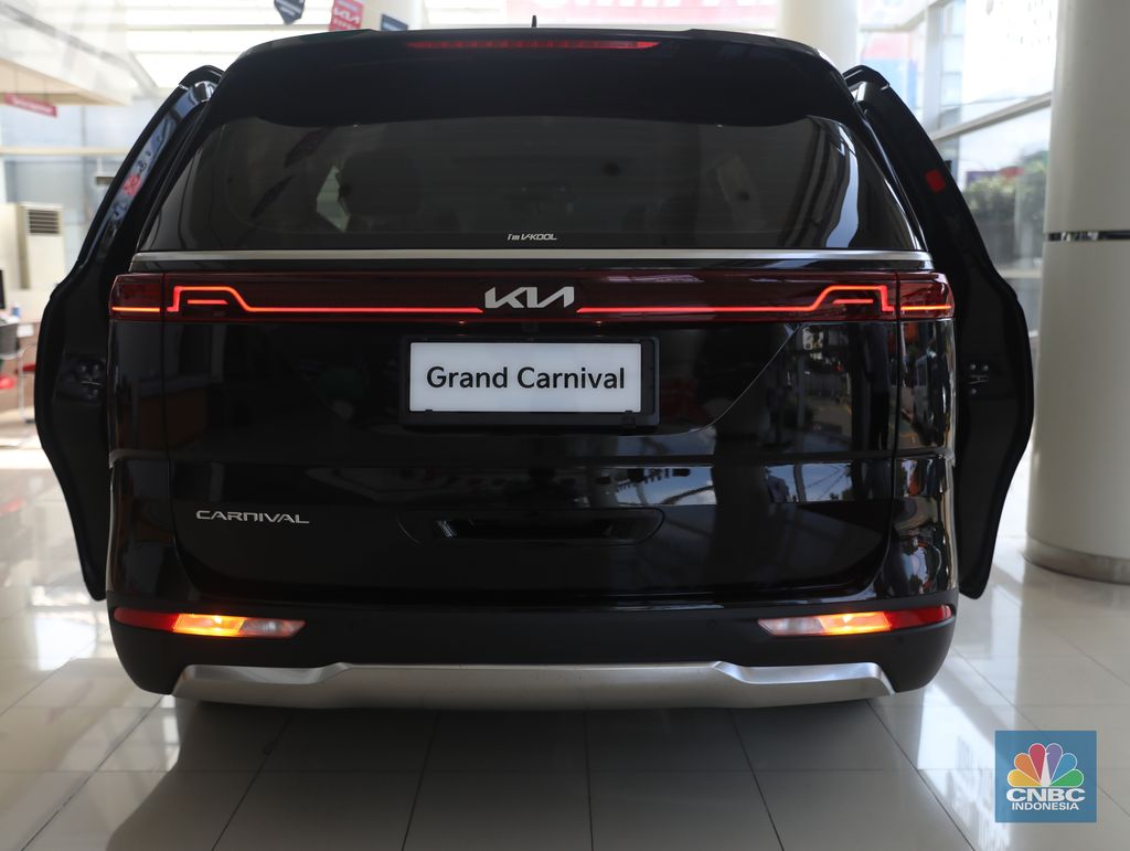 KIA Grand Carnival. Mobil ini menjadi satu-satunya MPV yang mampu menampung 11 penumpang. (CNBC Indonesia/Muhammad Sabki)