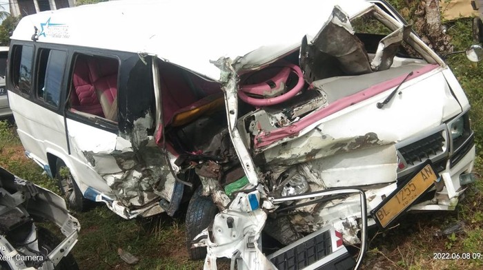 Kondisi mobil yang terlibat tabrakan di Aceh Besar