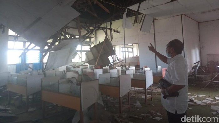 Kondisi ruang kelas SMAN 23 Makassar yang mengkhawatirkan