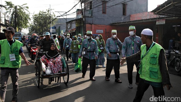 Lambaian Tangan Keluarga Lepas Jamaah Calon Haji Menuju Tanah Suci Puluhan calhaj asal Jakarta berangkat menuju Asrama Haji Pondok Gede untuk bersiap menunaikan ibadah haji. Sebelum berangkat mereka berpamitan dengan keluarga.