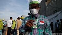 Jemaah calon haji ini berangkat menggunakan mobil elf dan bus menuju Asrama Haji Pondok Gede.