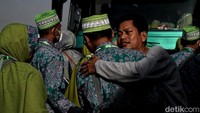 Sebelum berangkat, mereka tampak berpamitan dengan anggota keluarga.