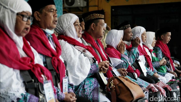 Puluhan calhaj asal Jakarta berangkat menuju Asrama Haji Pondok Gede untuk bersiap menunaikan ibadah haji. Sebelum berangkat mereka berpamitan dengan keluarga.