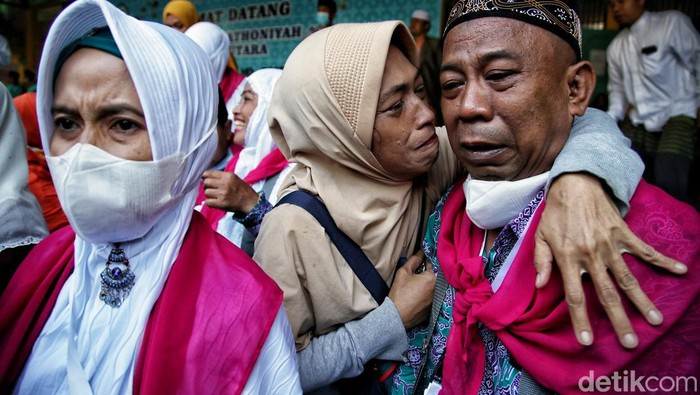 Puluhan calhaj asal Jakarta berangkat menuju Asrama Haji Pondok Gede untuk bersiap menunaikan ibadah haji. Sebelum berangkat mereka berpamitan dengan keluarga.