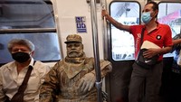 Rupanya, aksi Miguel Moctezuma tersebut untuk memberikan penghormatan kepada salah satu kakeknya yang bekerja di kereta api.