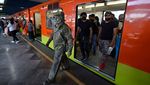 Lho, Kok Ada Patung Bisa Jalan-jalan?