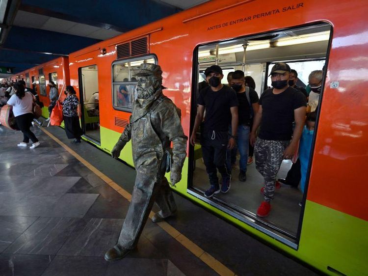 Lho, Kok Ada Patung Bisa Jalan-jalan?
