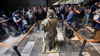 Seniman urban Meksiko Miguel Moctezuma, alias Don Ferro Ferrocarrilero, tampil menyamar seperti patung di stasiun kereta bawah tanah di Mexico City, (6/6/2022).