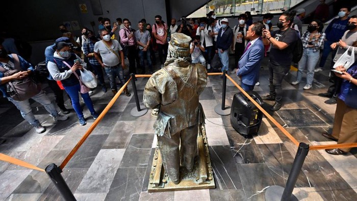 Lho, Kok Ada Patung Bisa Jalan-jalan? Mexican urban artist Miguel Moctezuma, aka